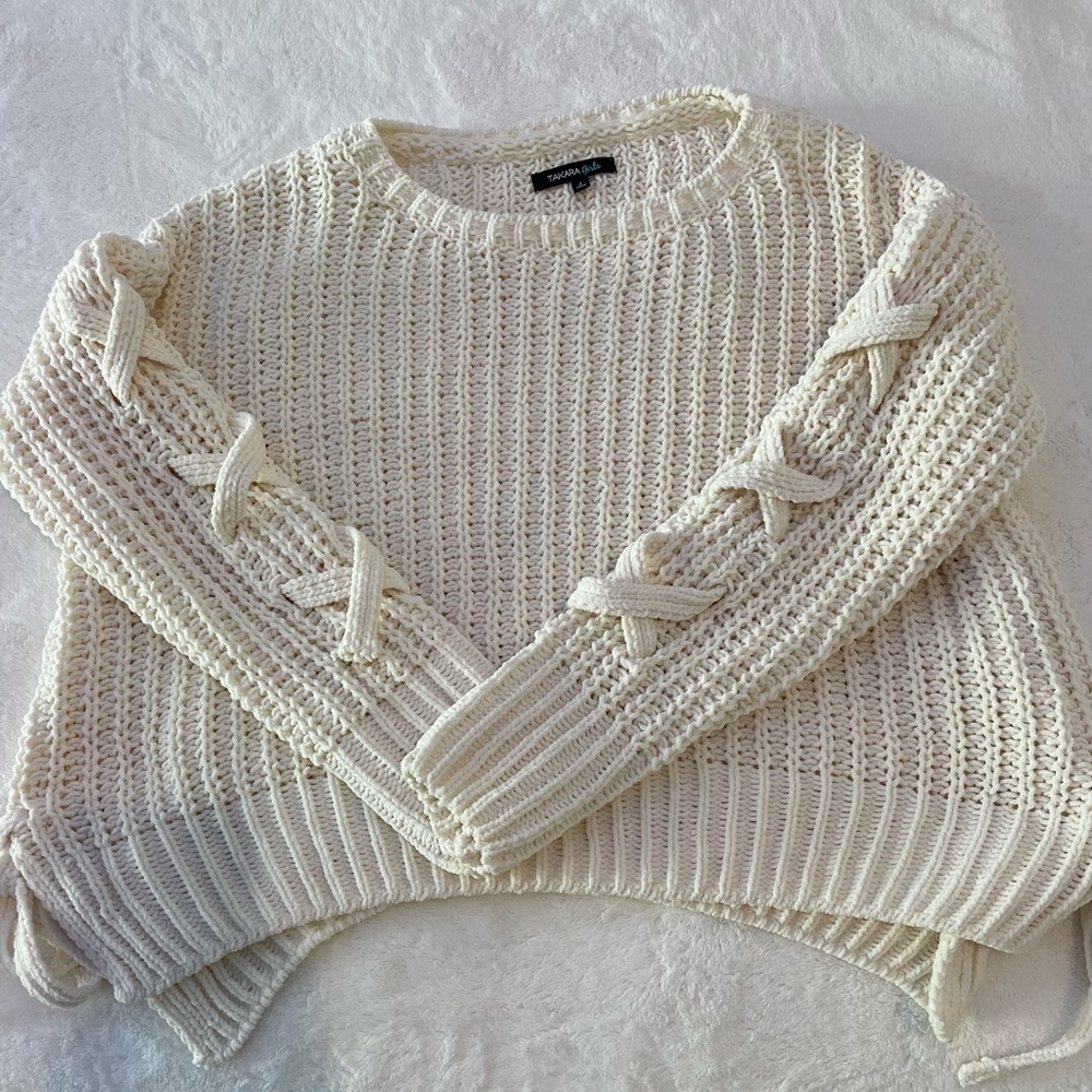 Super cute white sweater🤍🤍